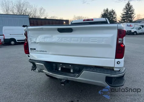 2021 Chevrolet Silverado C1500 z USA, uszkodzony, nr VIN 3GCNWAEH2MG313335